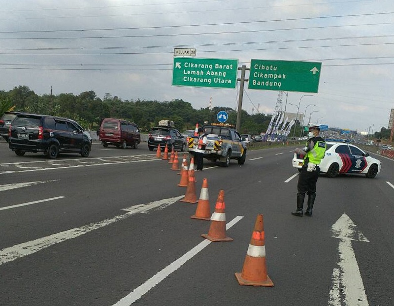 contra-flow-di-jalan-tol-jakarta-cikampek_20170625_165929.jpg