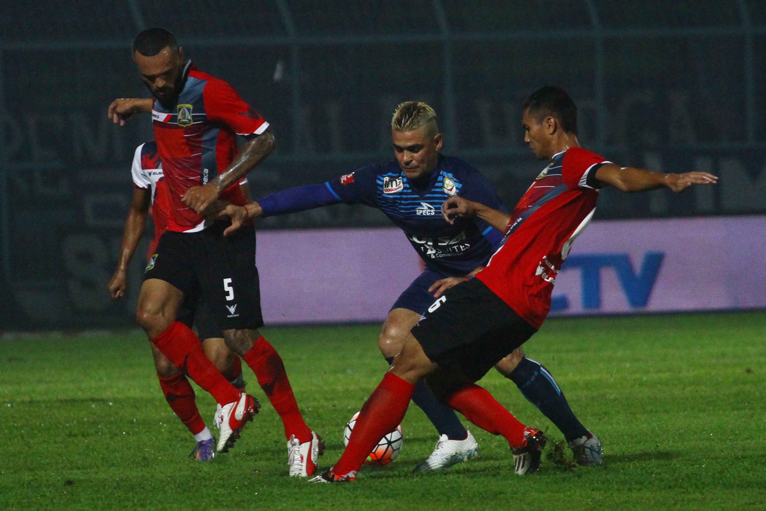 cristian-gonzales-dihadang-dua-pemain-persiba_20160502_125652.jpg