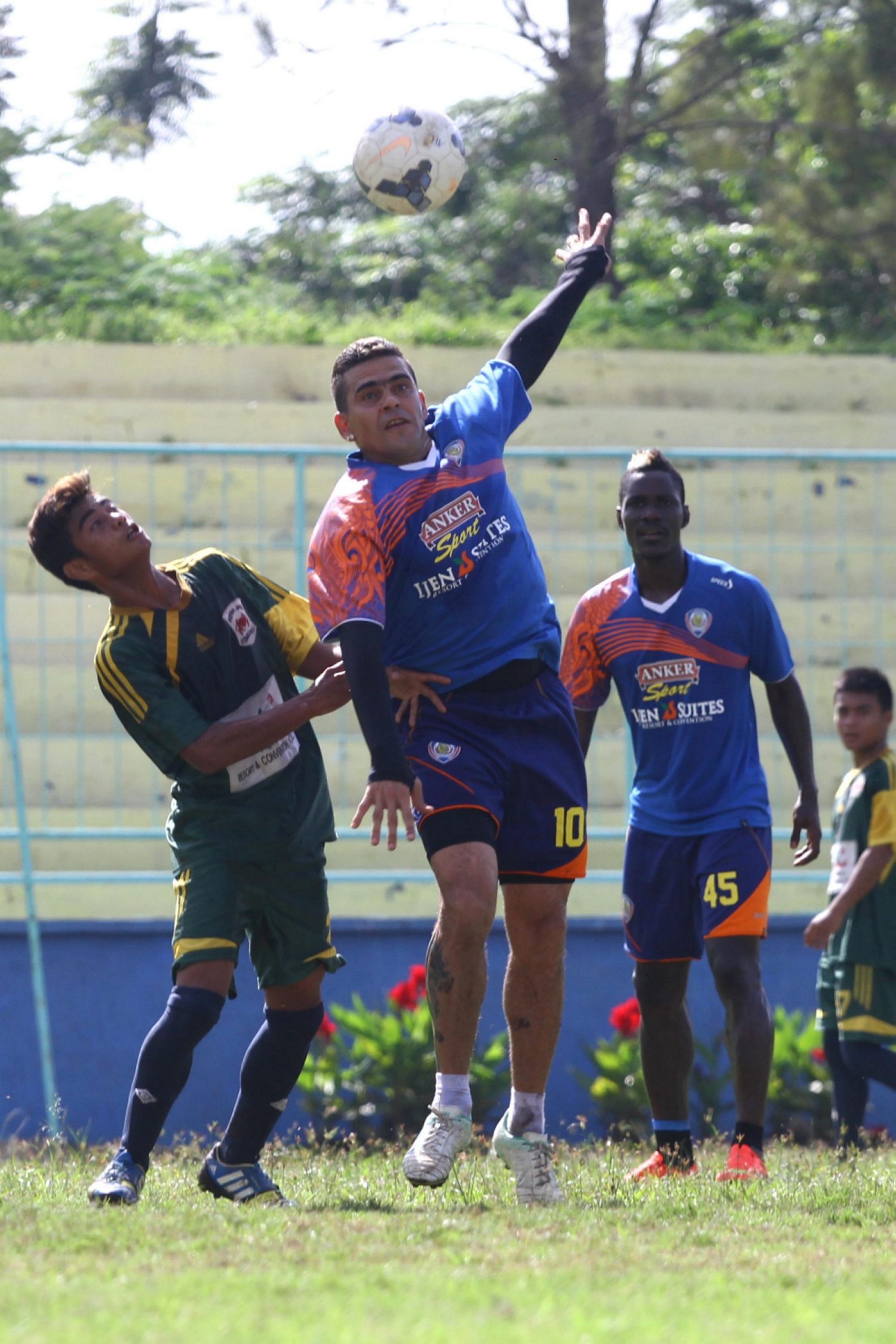 cristian-gonzales-rebut-bola-pemain-ps-putra-jaya_20150105_133611.jpg