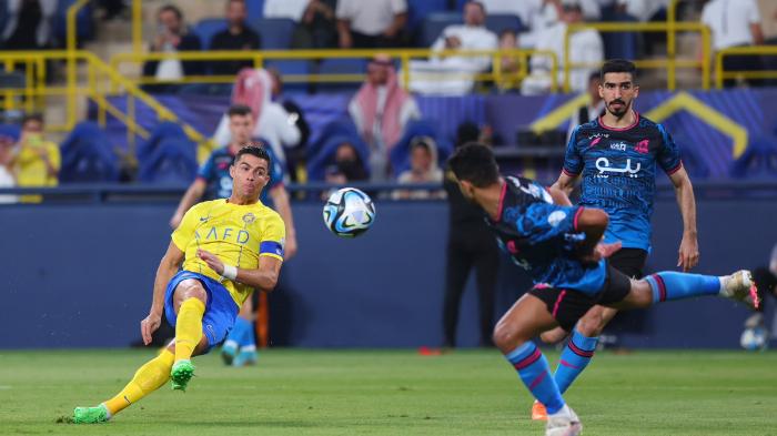cristiano-ronaldo-al-nassr-saat-menendang-bola-ke-gawang-al-wehda-di-liga-arab-saudi.jpg