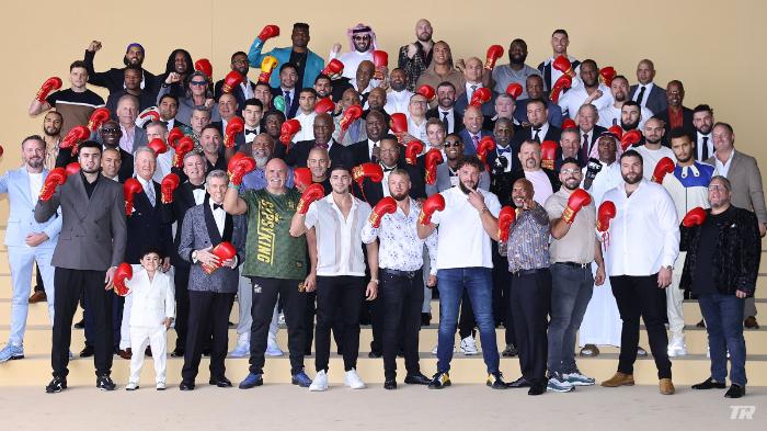 cristiano-ronaldo-ikut-sesi-foto-jelang-tinju-dunia-tyson-fury-vs-francis-ngannou.jpg