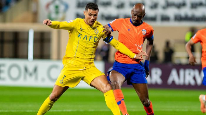 cristiano-ronaldo-kiri-dihadang-sami-al-khaibari-kanan.jpg