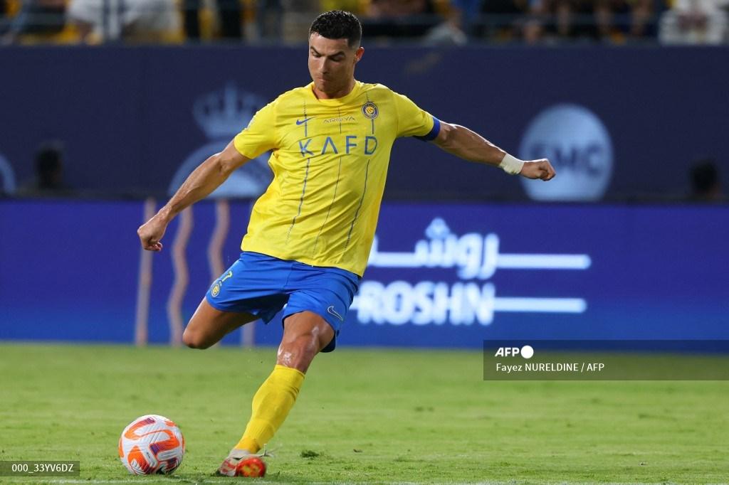 cristiano-ronaldo-mengeksekusi-bola-mati-saat-melawan-damac.jpg