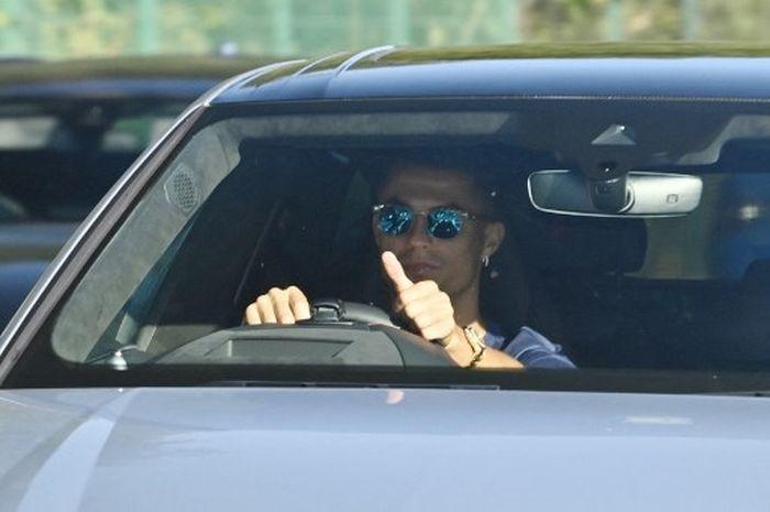 cristiano-ronaldo-saat-tiba-di-markas-latihan-manchester-united.jpg