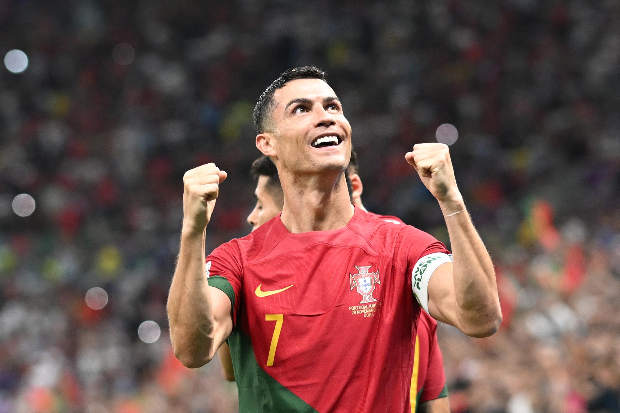 cristiano-ronaldo-selebrasi-usai-bobol-gawang-uruguay_20221129_040720.jpg
