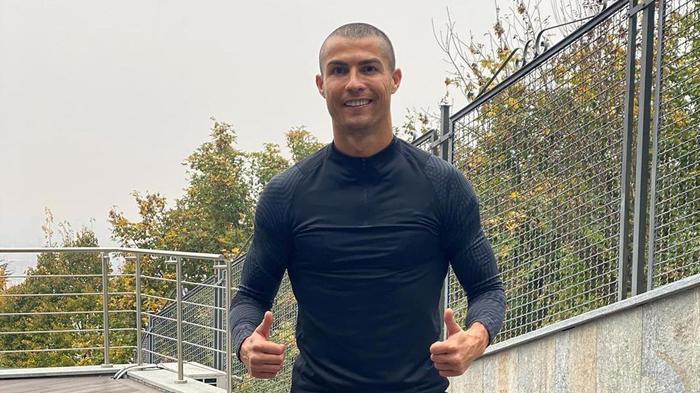 cristiano-ronaldo-tampil-gundul-selama-menjalani-masa-karantina.jpg