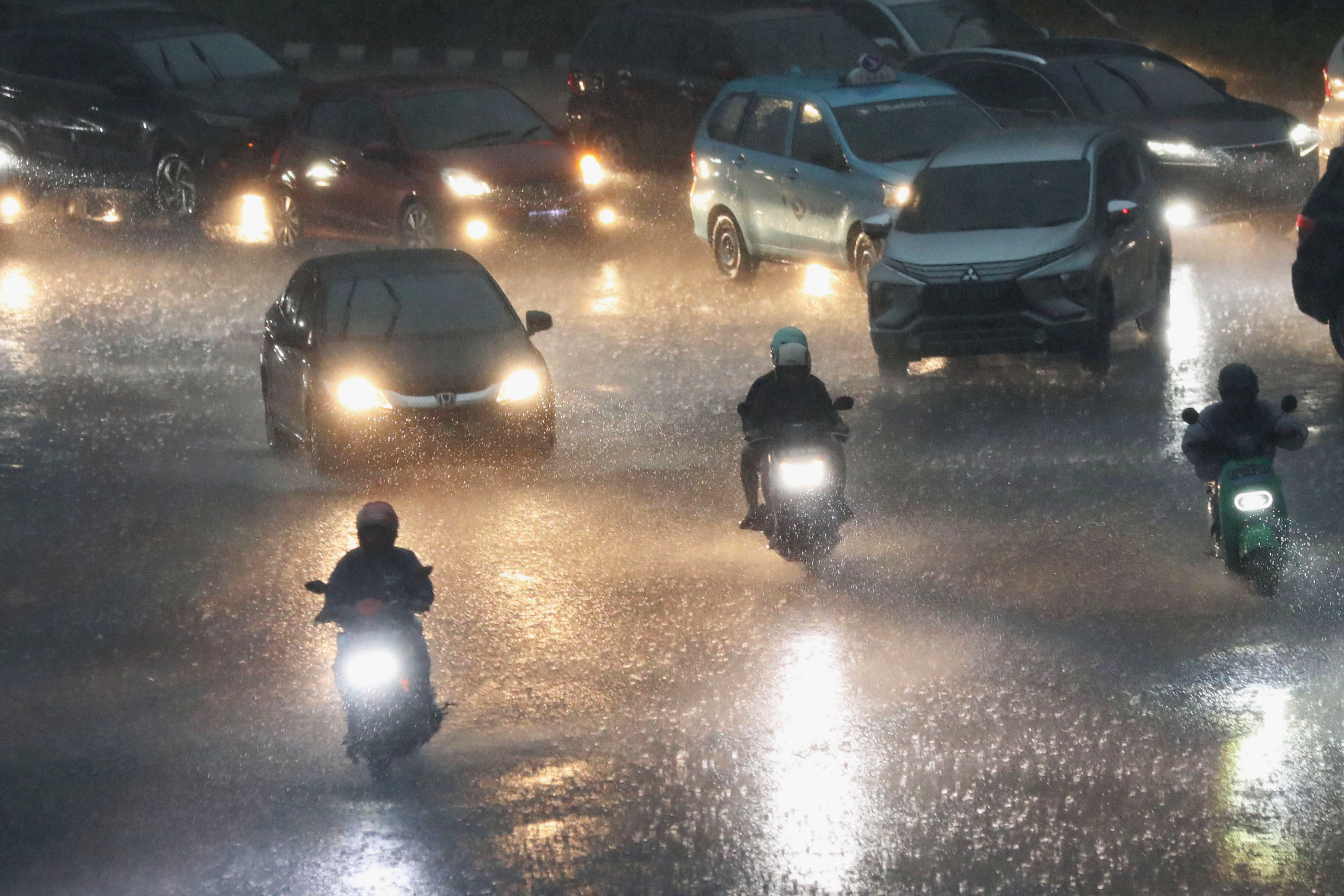 Prakiraan Cuaca DKI Jakarta Besok, 29 Oktober 2025: Turun Hujan, Waspada Petir di Jaksel dan Jaktim