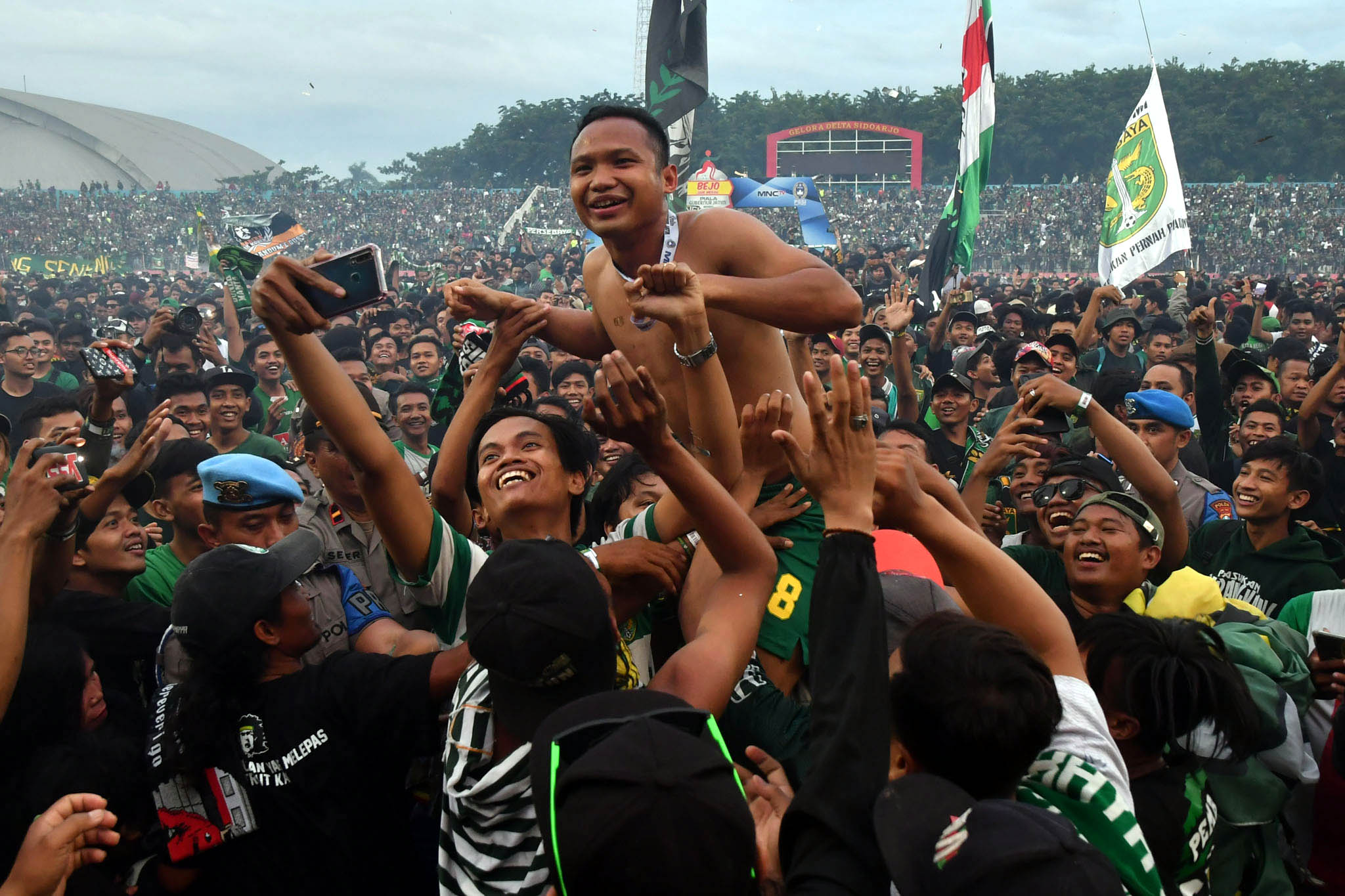 cukur-persija-4-1-persebaya-sabet-piala-gubernur-jatim_20200220_221213.jpg