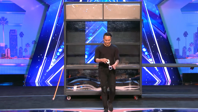 cuplikan-tayangan-yang-menampilkan-aksi-demian-aditya-di-americas-got-talent_20170601_051928.jpg