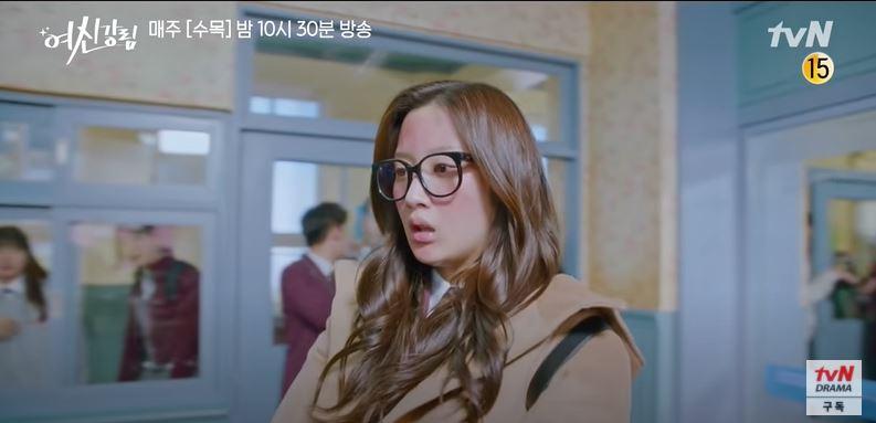 cuplikan-true-beauty-eps-12-ju-kyung-datang-ke-sekolah-tanpa-riasa-khayalan.jpg