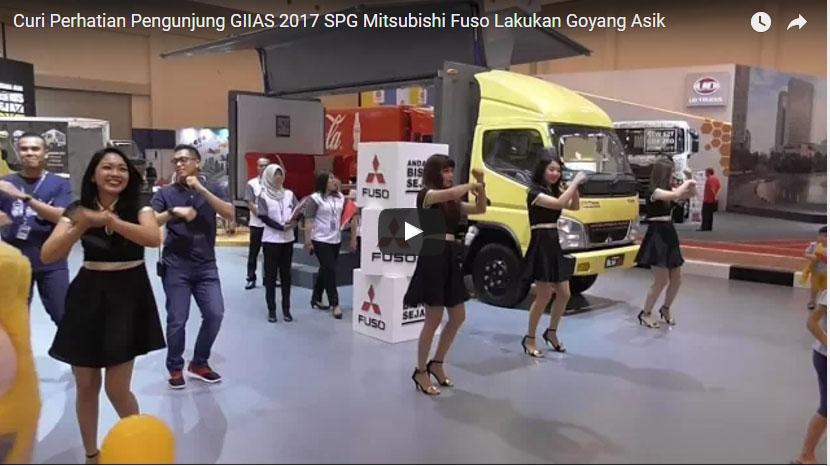 curi-perhatian-pengunjung-giias-2017-spg-mitsubishi-fuso-lakukan-goyang-asik_20170814_210650.jpg
