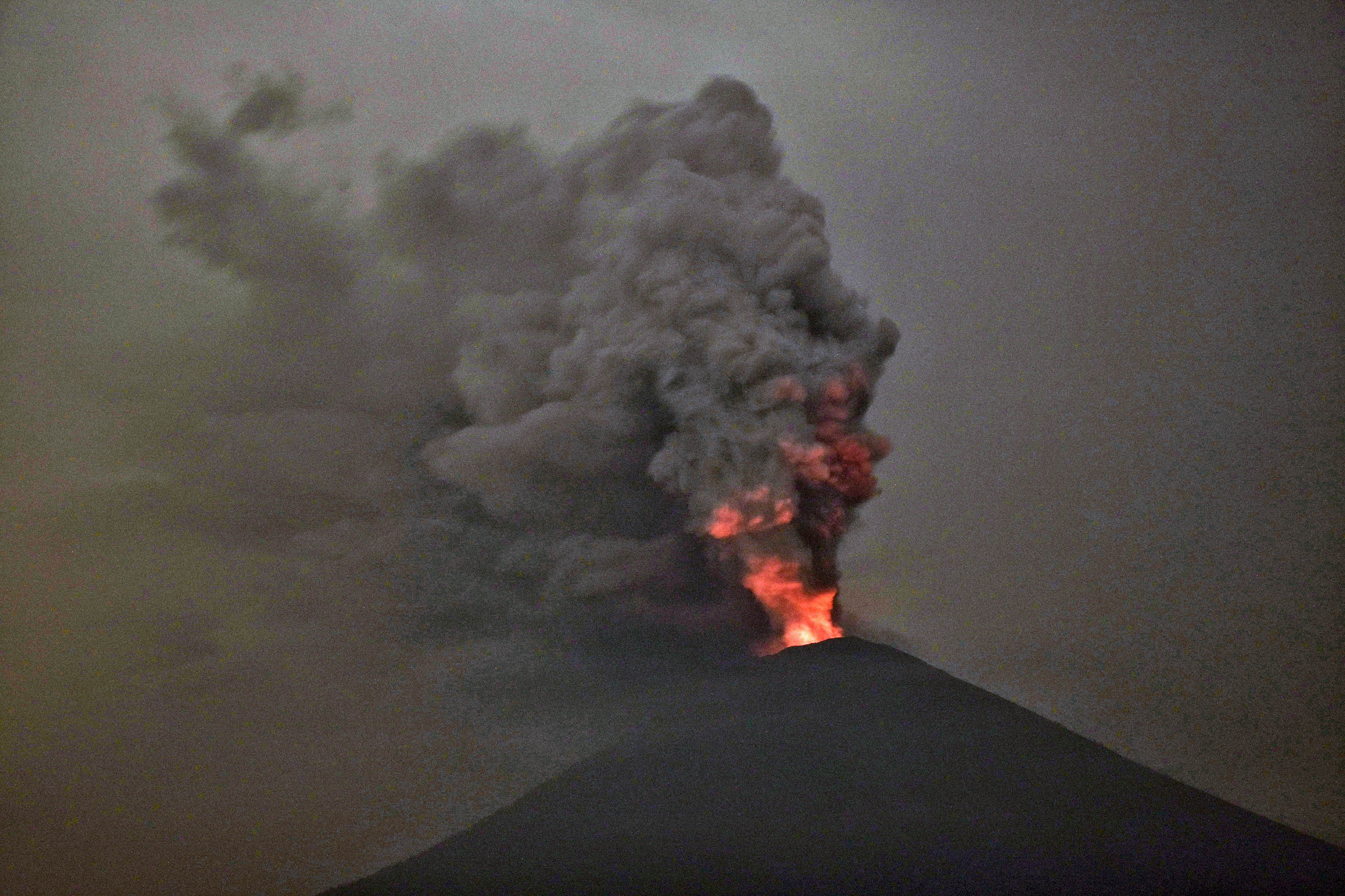 dahsyatnya-letusan-gunung-agung-bali_20171127_225707.jpg