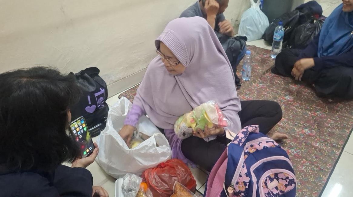 Perjuangan Ibu Terdakwa Demo Agustus Hadiri Sidang di Tipikor: Terobos Banjir hingga Bawa Bekal