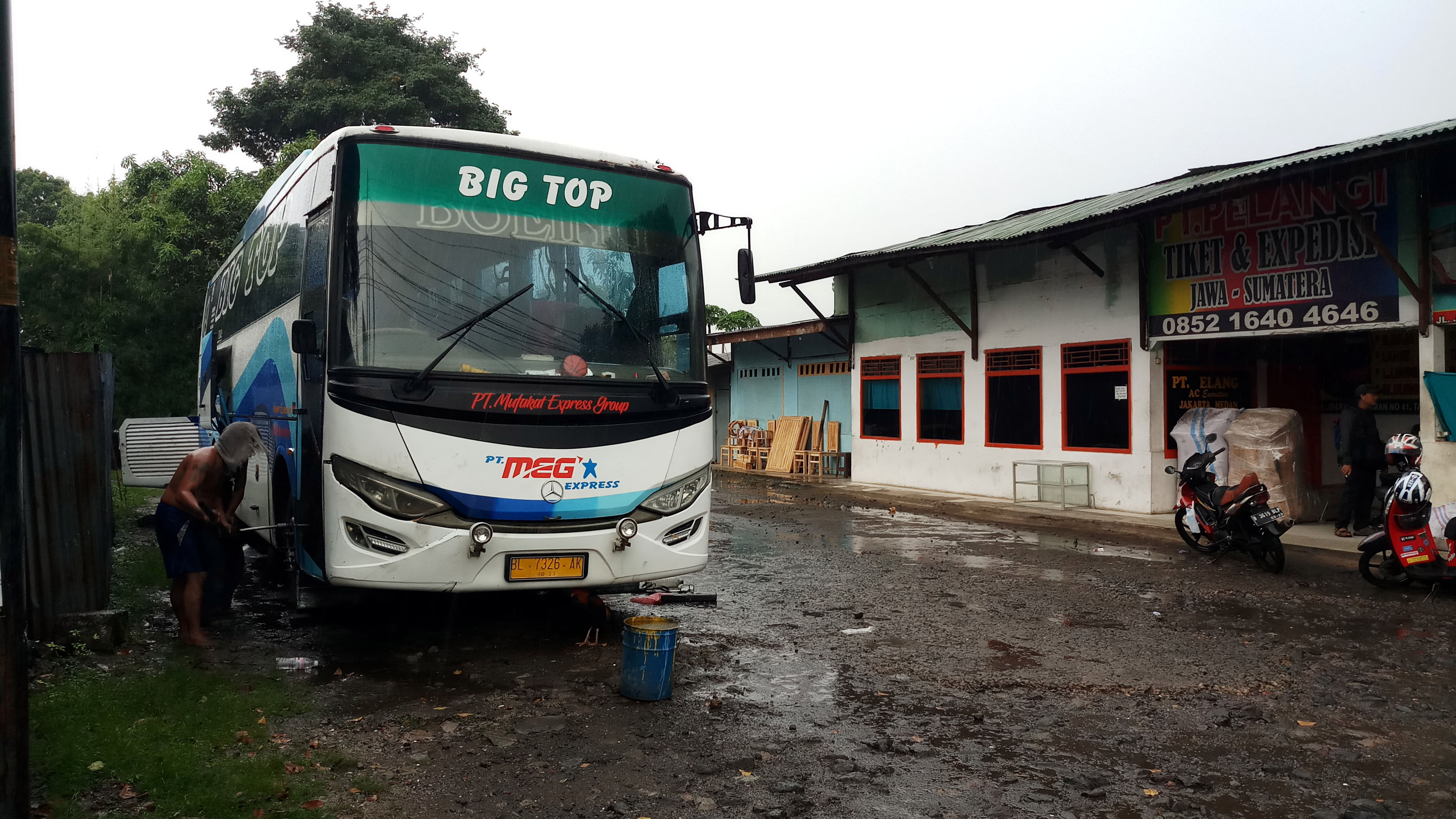 dampak-larangan-mudik-pengusaha-bus-kandangkan-armadanya_20200427_173620.jpg