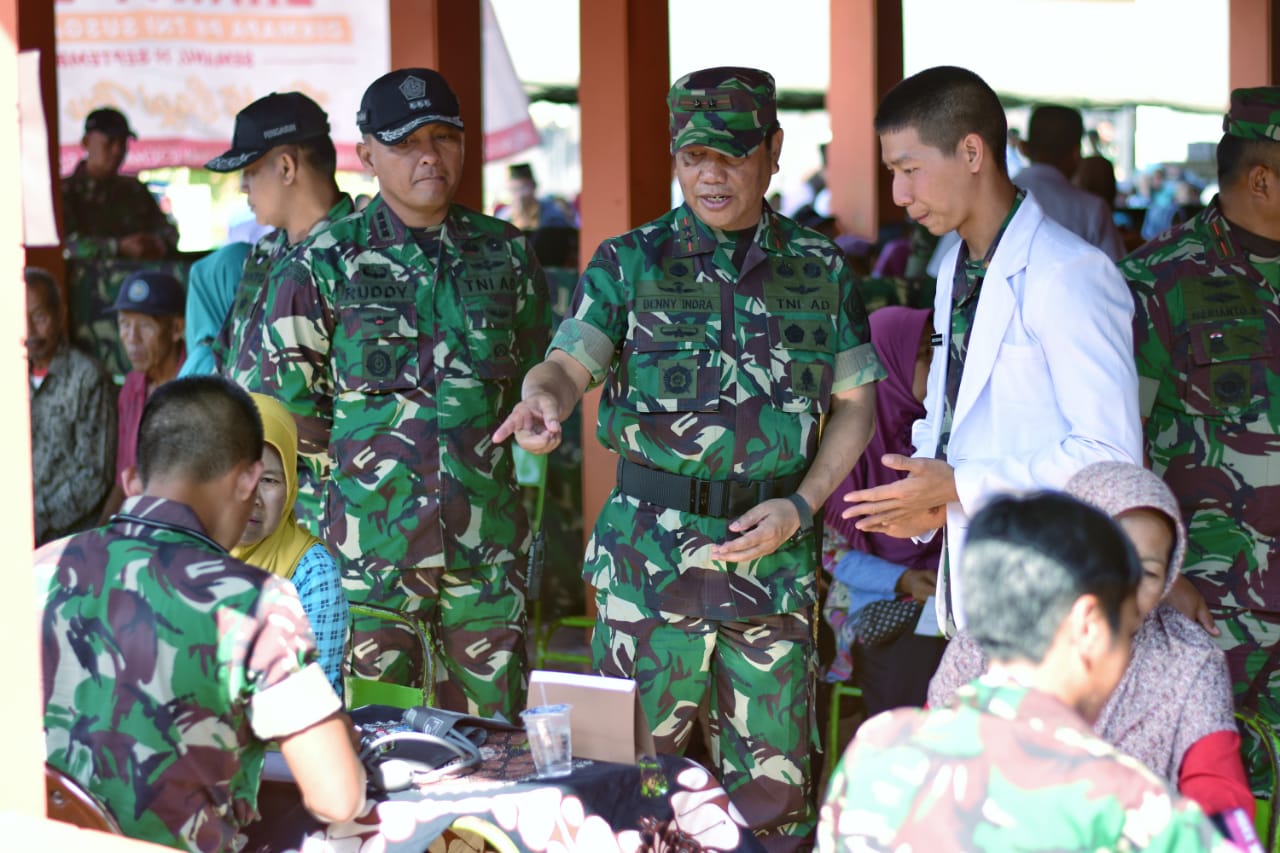 dan-kodiklat-tni-kunjungi-siswa-dikmapa-pk-tni_20190922_221716.jpg