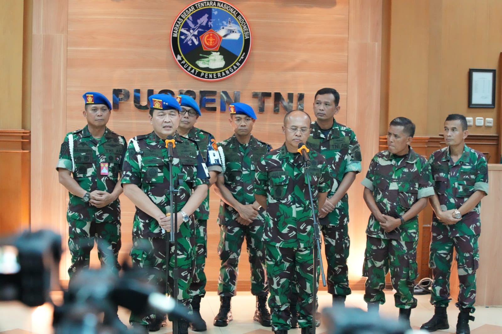 danpuspom-tni-gelar-konpers-terkait-bentrokan-tni-dan-polri_20230422_085718.jpg