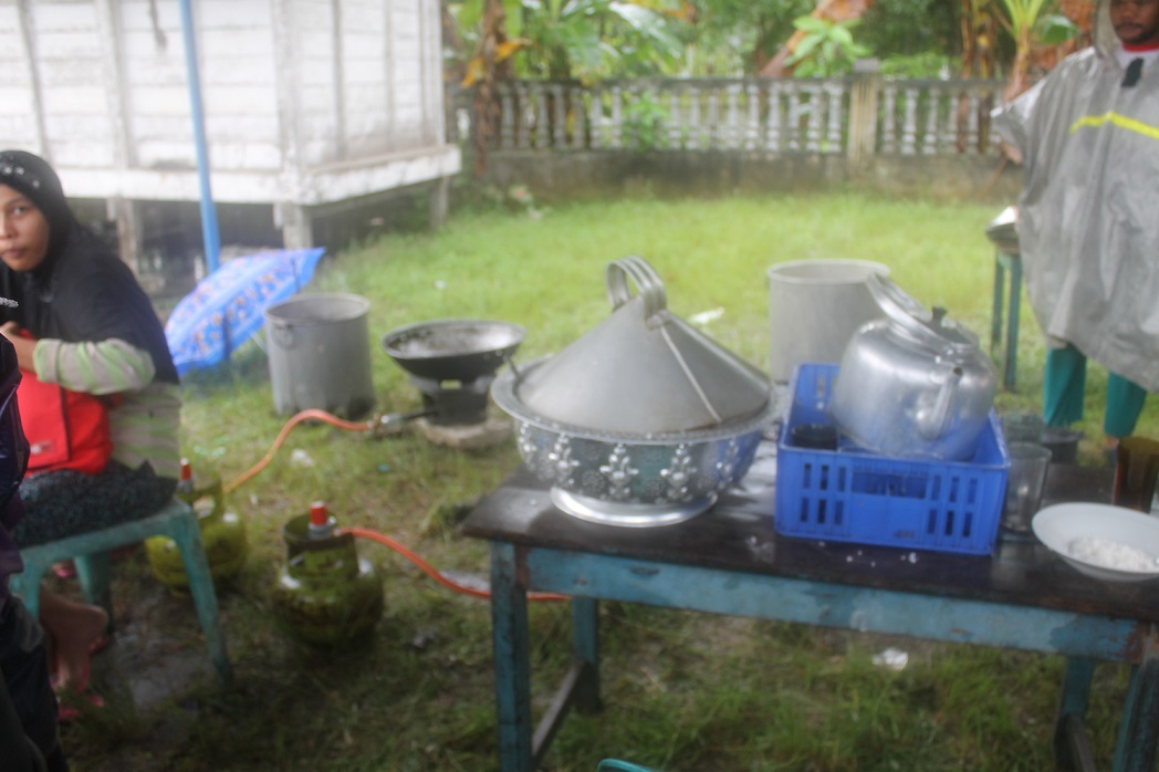 dapur-umum-pengungsi-banjir-di-desa-samuti-aman-kecamatan-makmur_20141225_232924.jpg