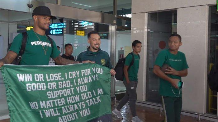 david-da-silva-membentangkan-spanduk-berisikan-perasaannya-terhadap-persebaya.jpg