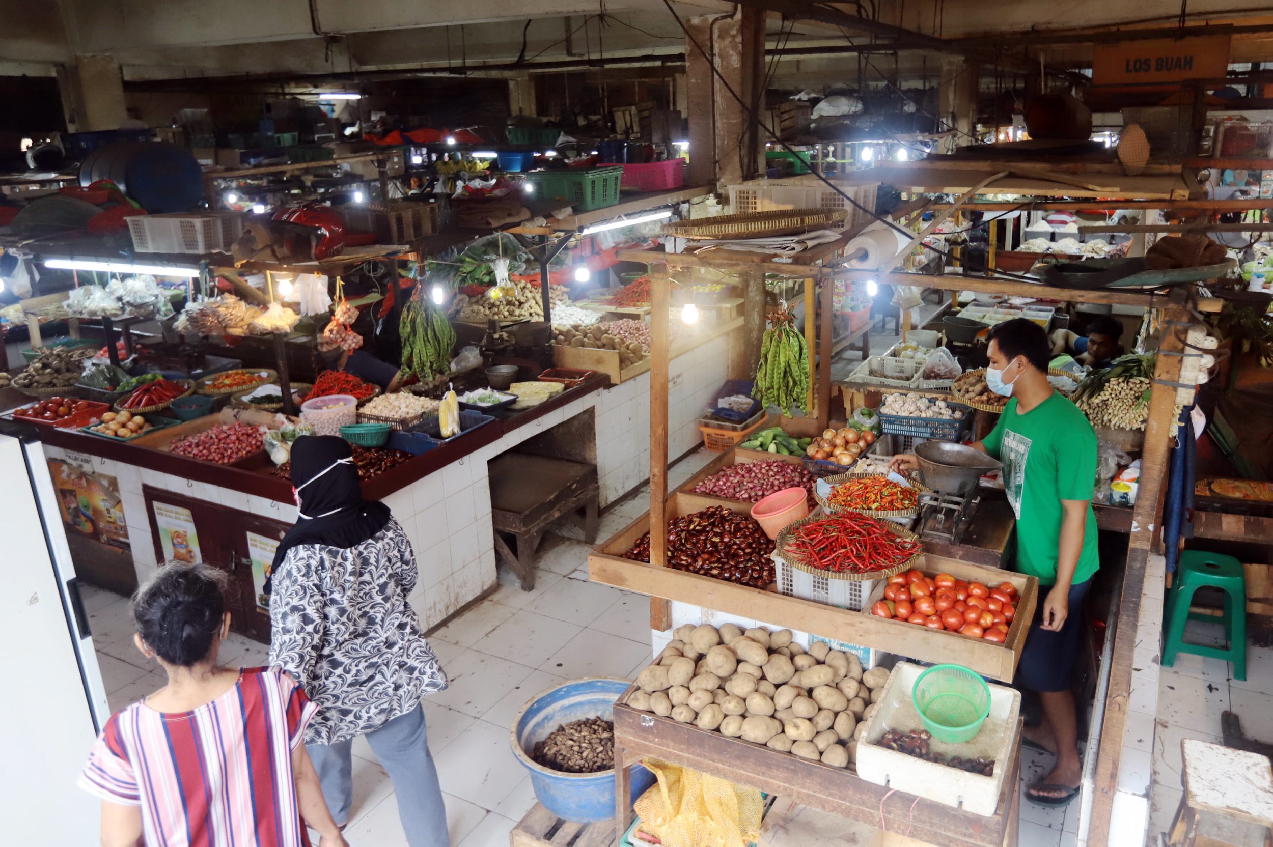 daya-beli-menurun-inflasi-2020-terendah_20210105_144458.jpg