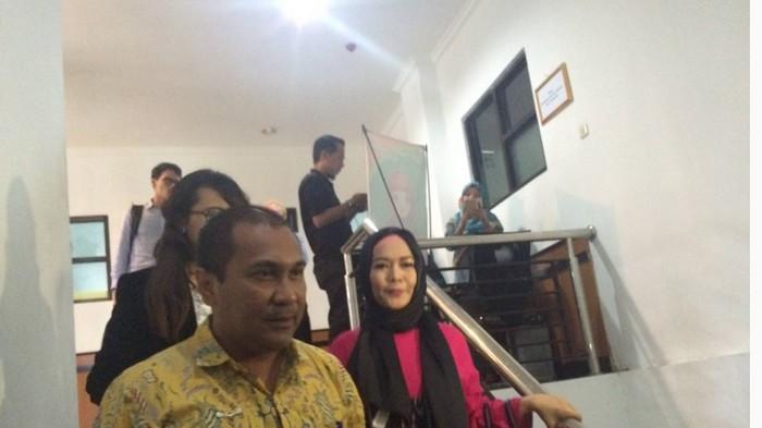 dea-mirella-baju-pink-usai-persidangan_20161114_213007.jpg
