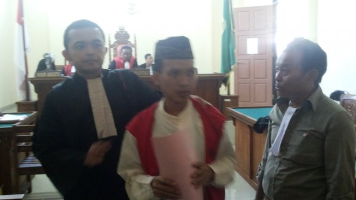 deka-menjalani-sidang-di-pn-tanjungkarang_20170803_143417.jpg