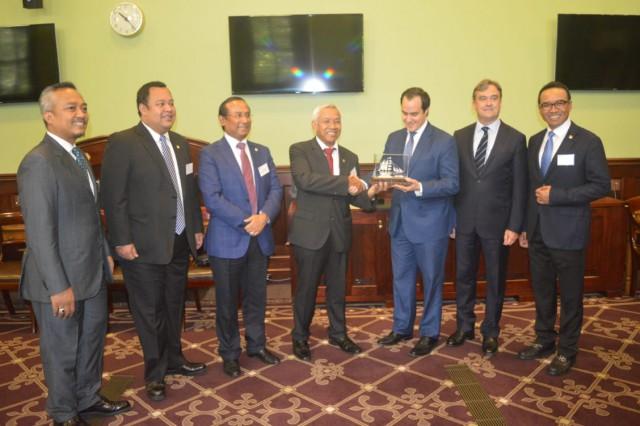 delegasi-dpr-ri-bertukar-cenderamata-dengan-parlemen-adelaide.jpg
