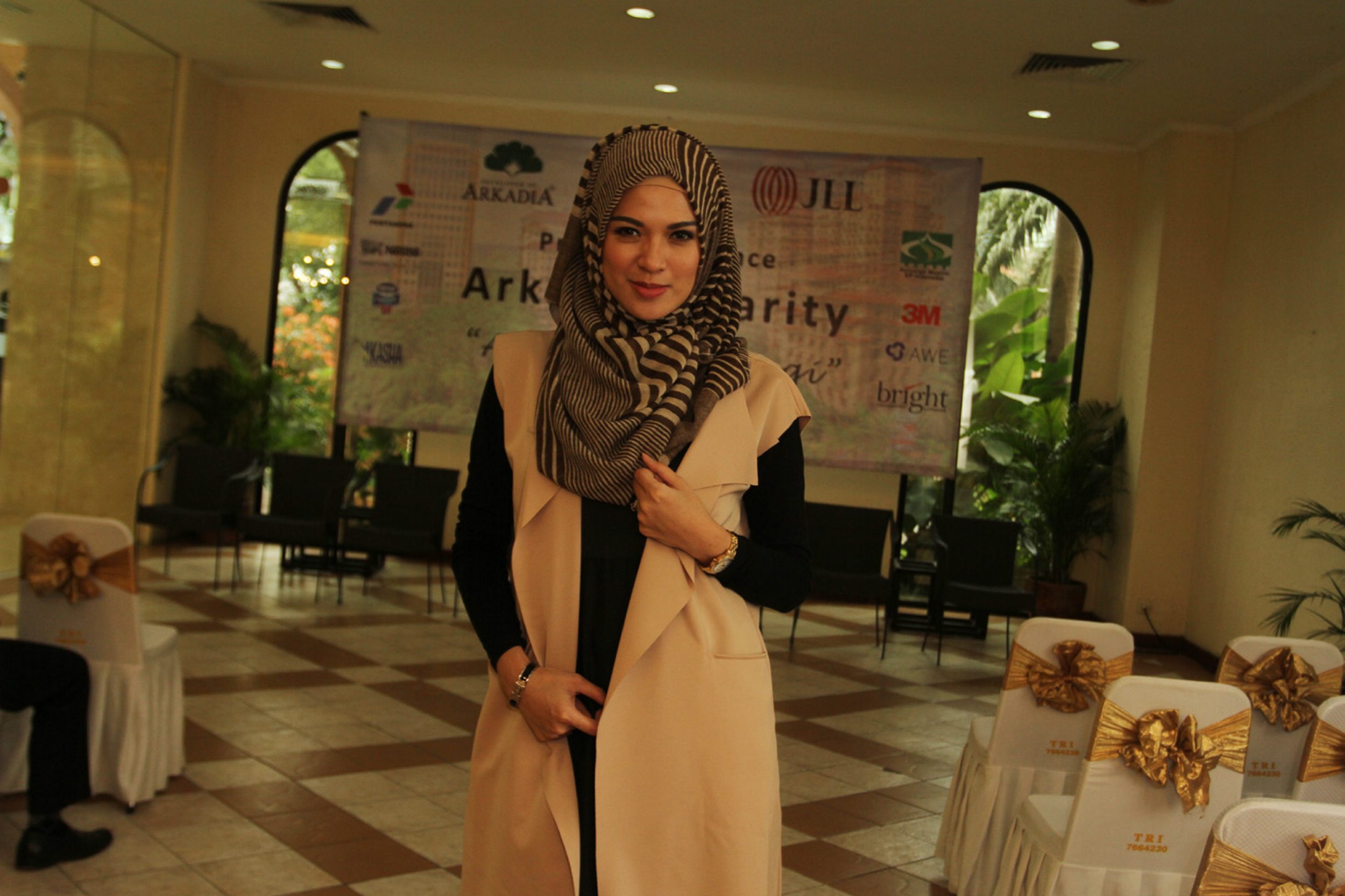 delia-septianti-santuni-anak-yatim-piatu_20150701_145311.jpg