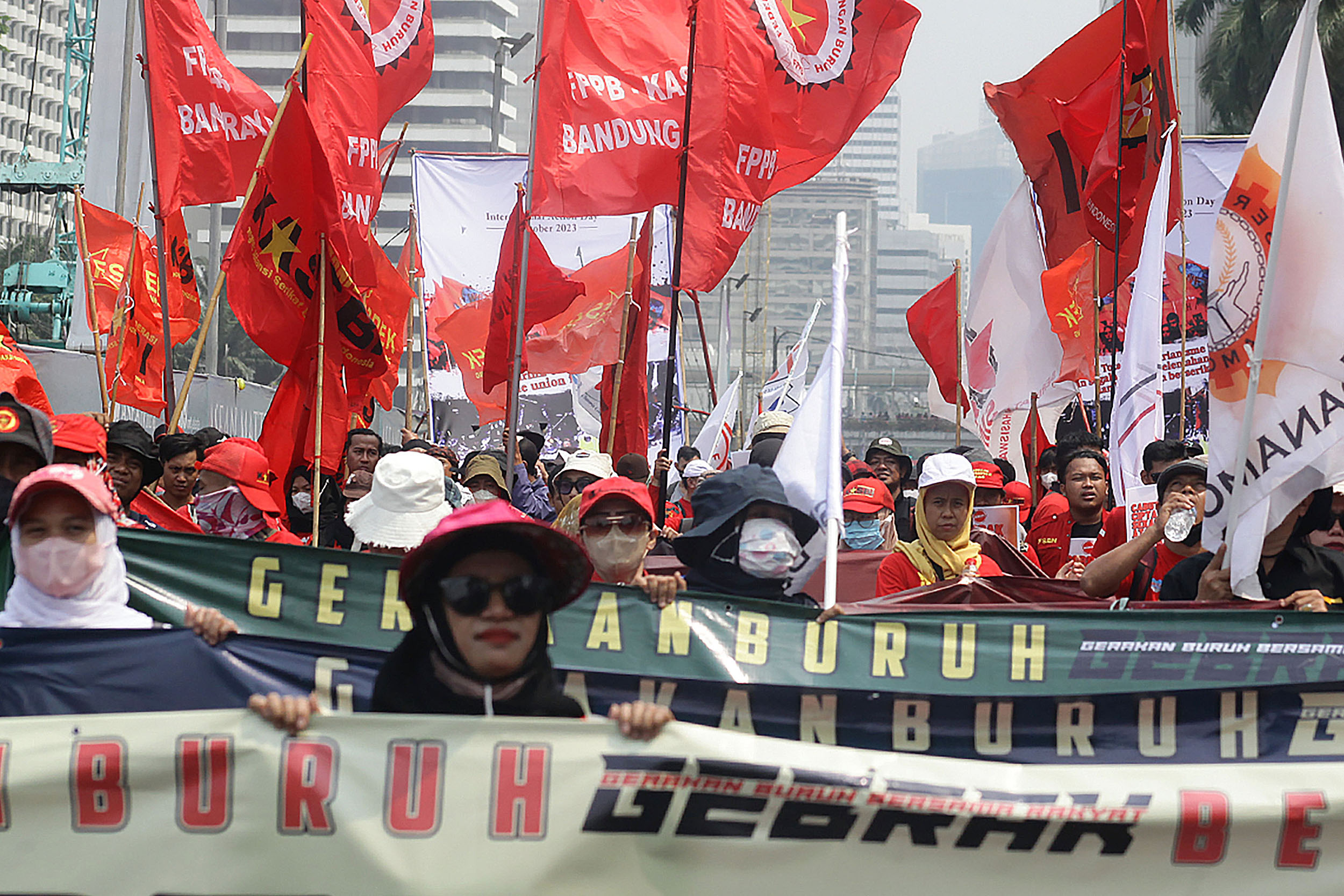 demo-buruh-desak-mk-cabut-uu-cipta-kerja_20231002_210530.jpg