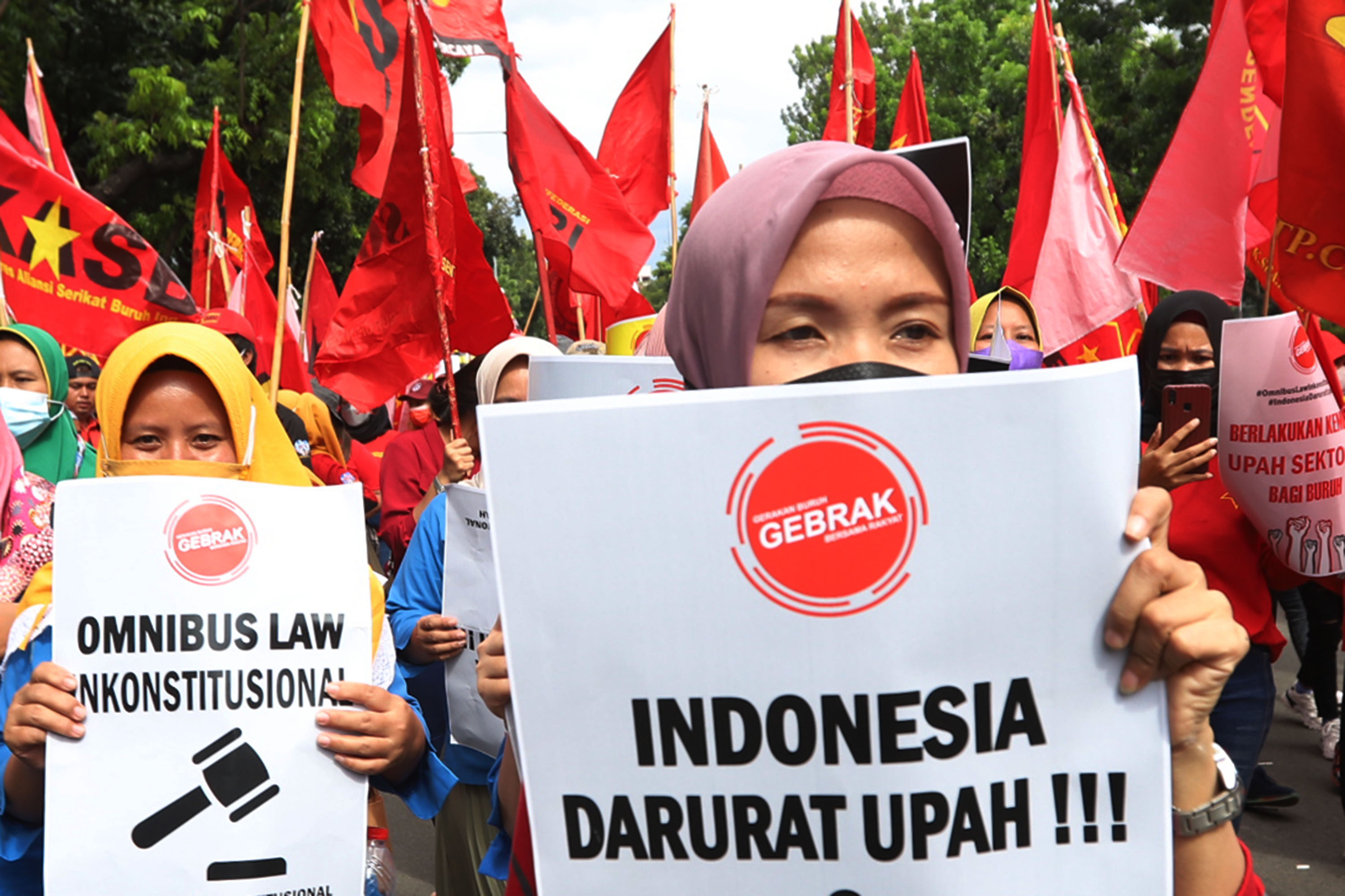 demo-buruh-di-depan-gedung-balai-kota-dki-jakarta_20211129_191351.jpg