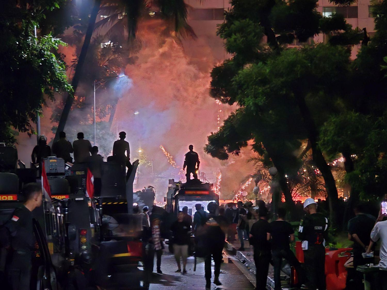 11 Kota Memanas Jumat Ini: Massa Tuntut Keadilan Tewasnya Driver Ojol, Bentrok dengan Polisi