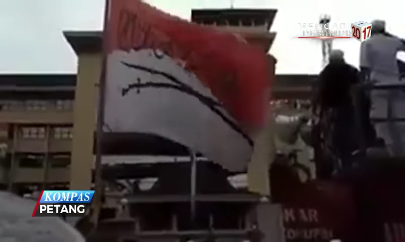 demo-fpi-bawa-bendera-merah-putih-bergambar-tulisan-arab-dan-pedang_20170119_131253.jpg