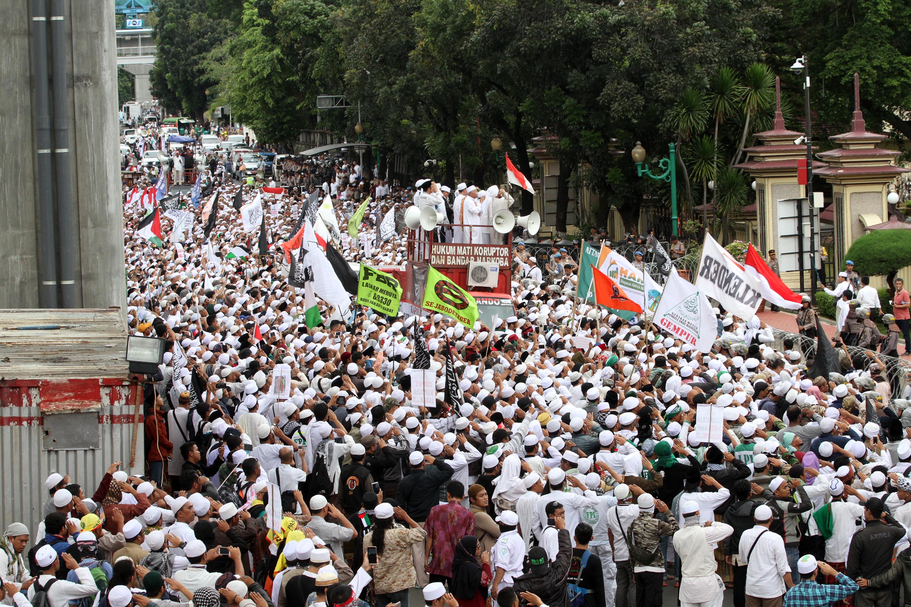 demo-fpi-tuntut-pencopotan-kapolda-jabar_20170116_185754.jpg