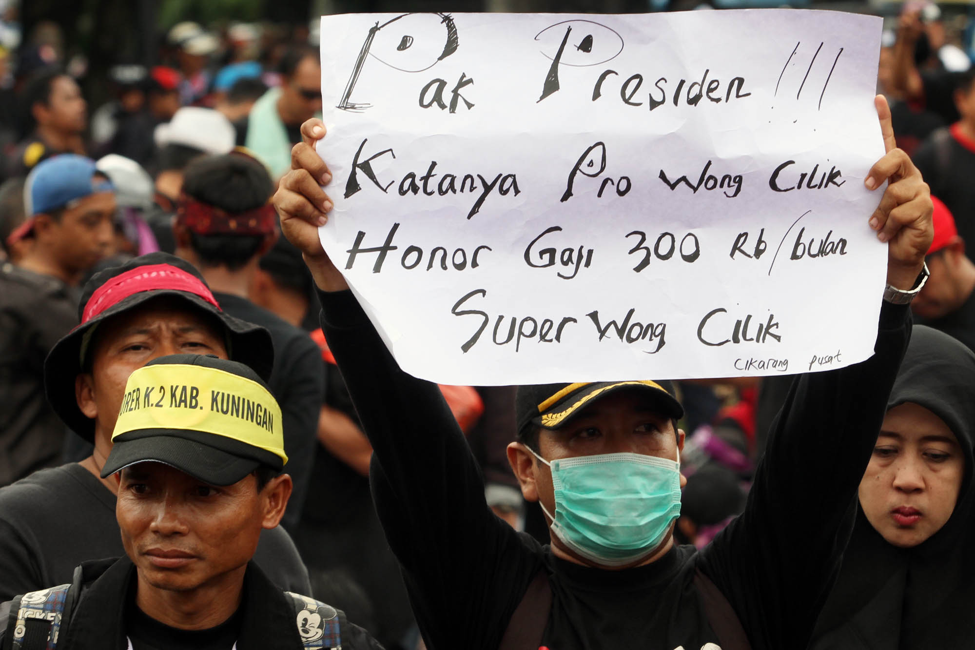 demo-guru-honorer-di-istana-merdeka_20160210_182503.jpg