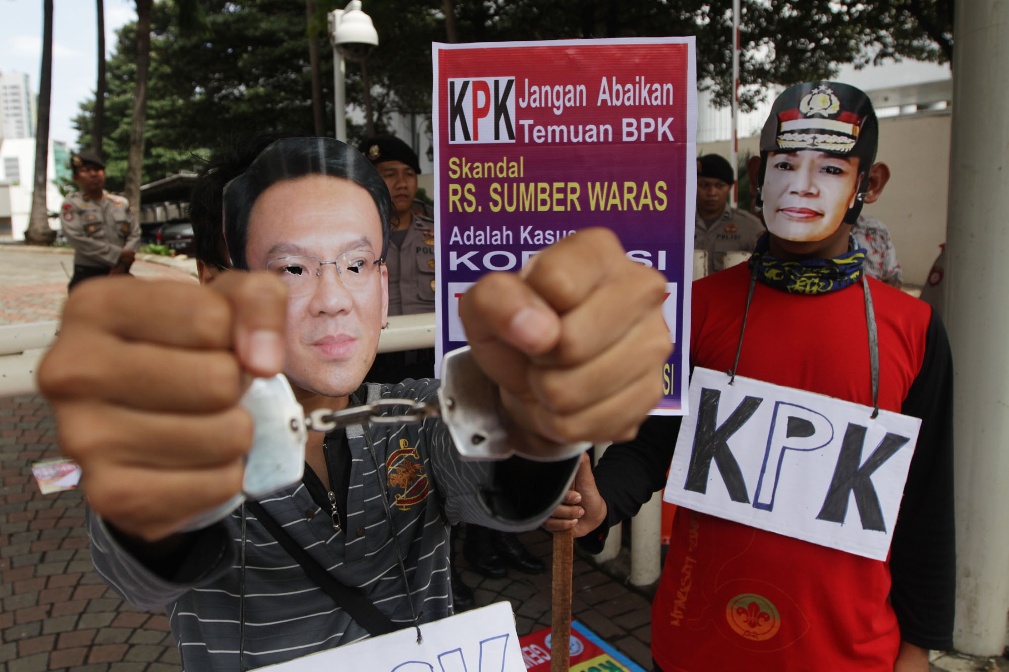 demo-korupsi-lahan-rs-sumber-waras_20160226_210700.jpg