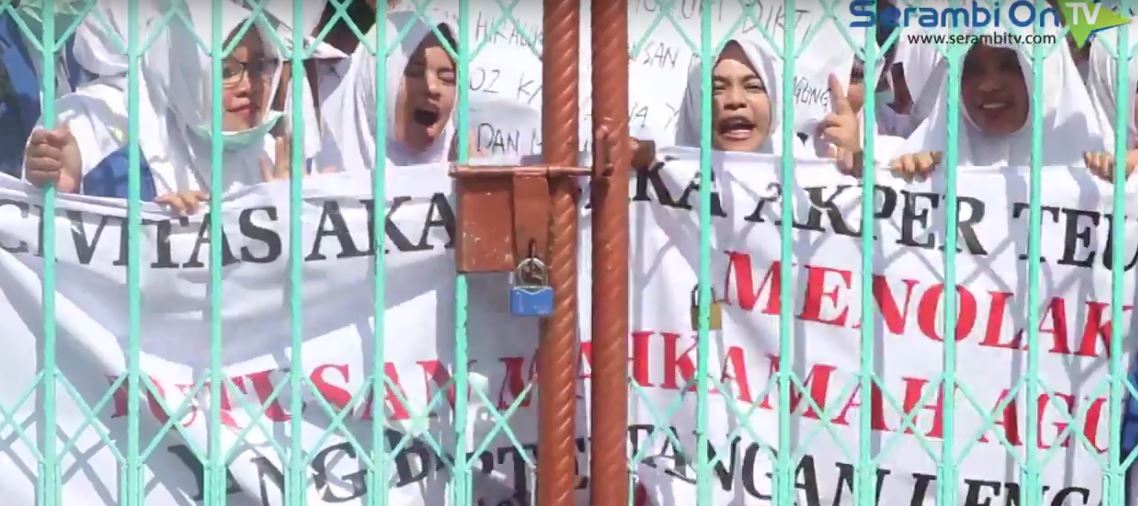 demo-mahasiswa-akper-fatinah-di-dpra_20161112_092645.jpg