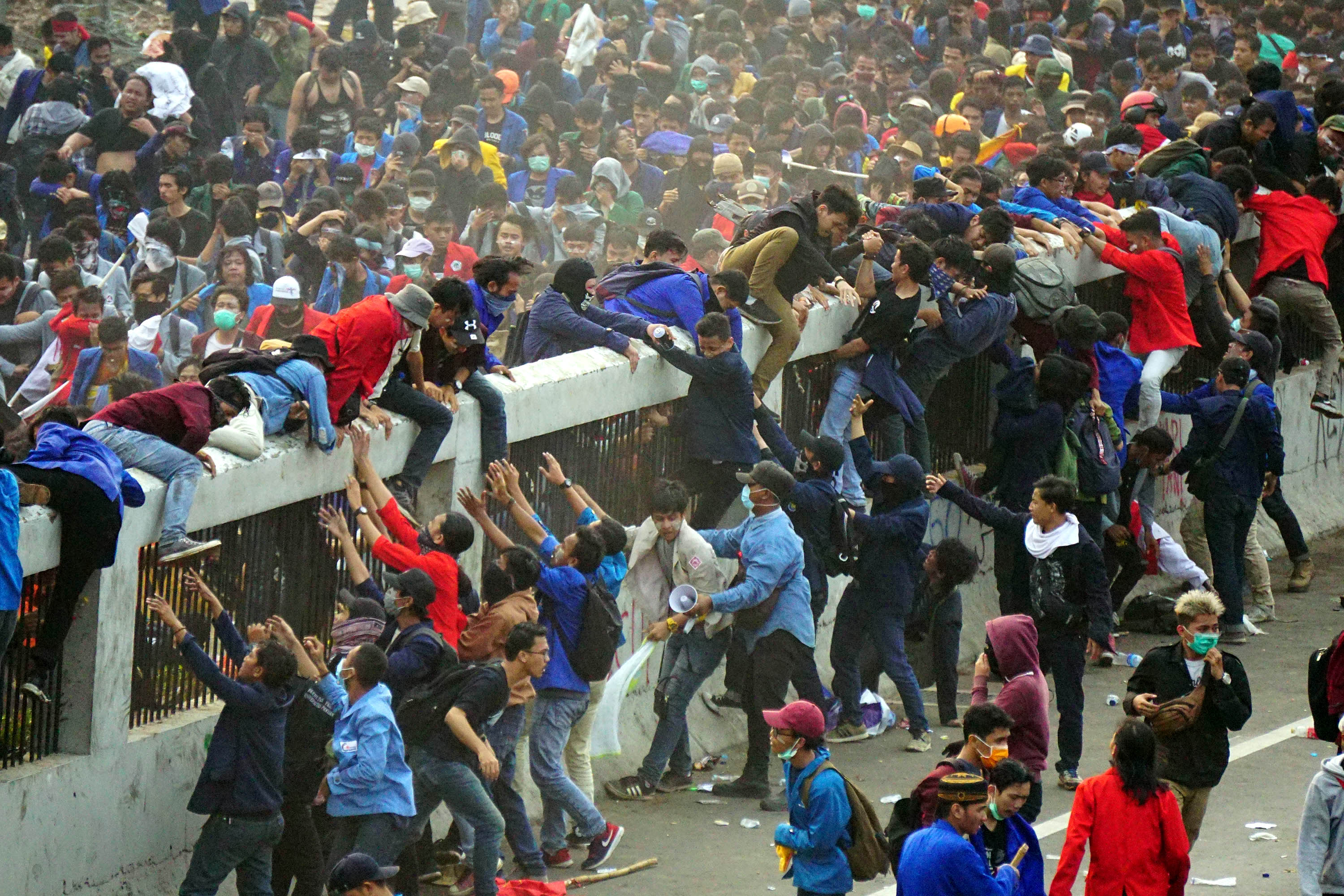 demo-mahasiswa-dpr_20190925_002658.jpg