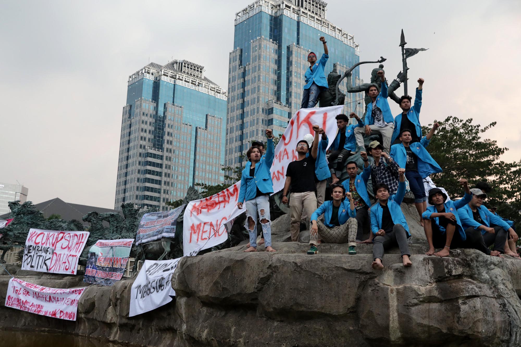 demo-mahasiswa-tolak-putusan-mk_20231020_195241.jpg