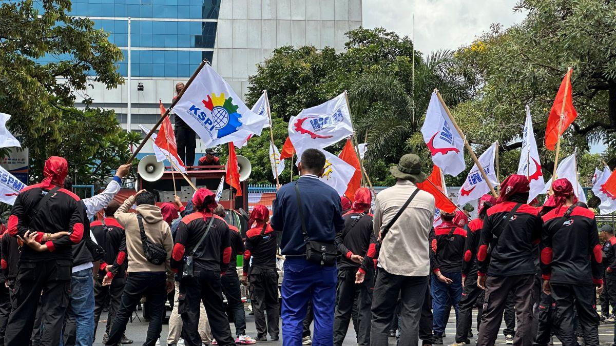 UNJUK RASA BURUH - Massa buruh dari Serikat Pekerja Metal Indonesia (FSPMI) dan Partai Buruh menggelar aksi unjuk rasa di depan Kantor Kementerian Ketenagakerjaan RI, Jakarta, Rabu (4/3/2026). Buruh menuntut THR dibayar tepat waktu dan tanpa potongan, menolak impor 105 ribu mobil dari India, dan mendesak penghapusan outsourcing/ Danang Triatmojo