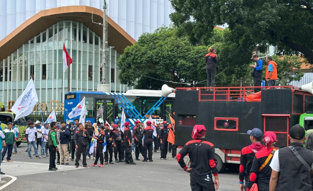 Ada Demo Buruh Tolak UMP Rp5,73 Juta, Jalan Medan Merdeka Selatan Macet 600 Meter