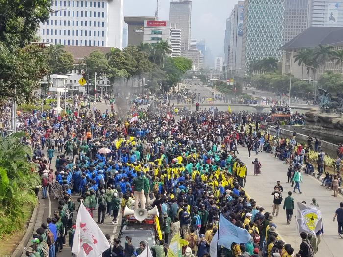 demo-tolak-uu-cipta-kerja-kawasan-patung-kuda-jakarta-pusat-selasa.jpg