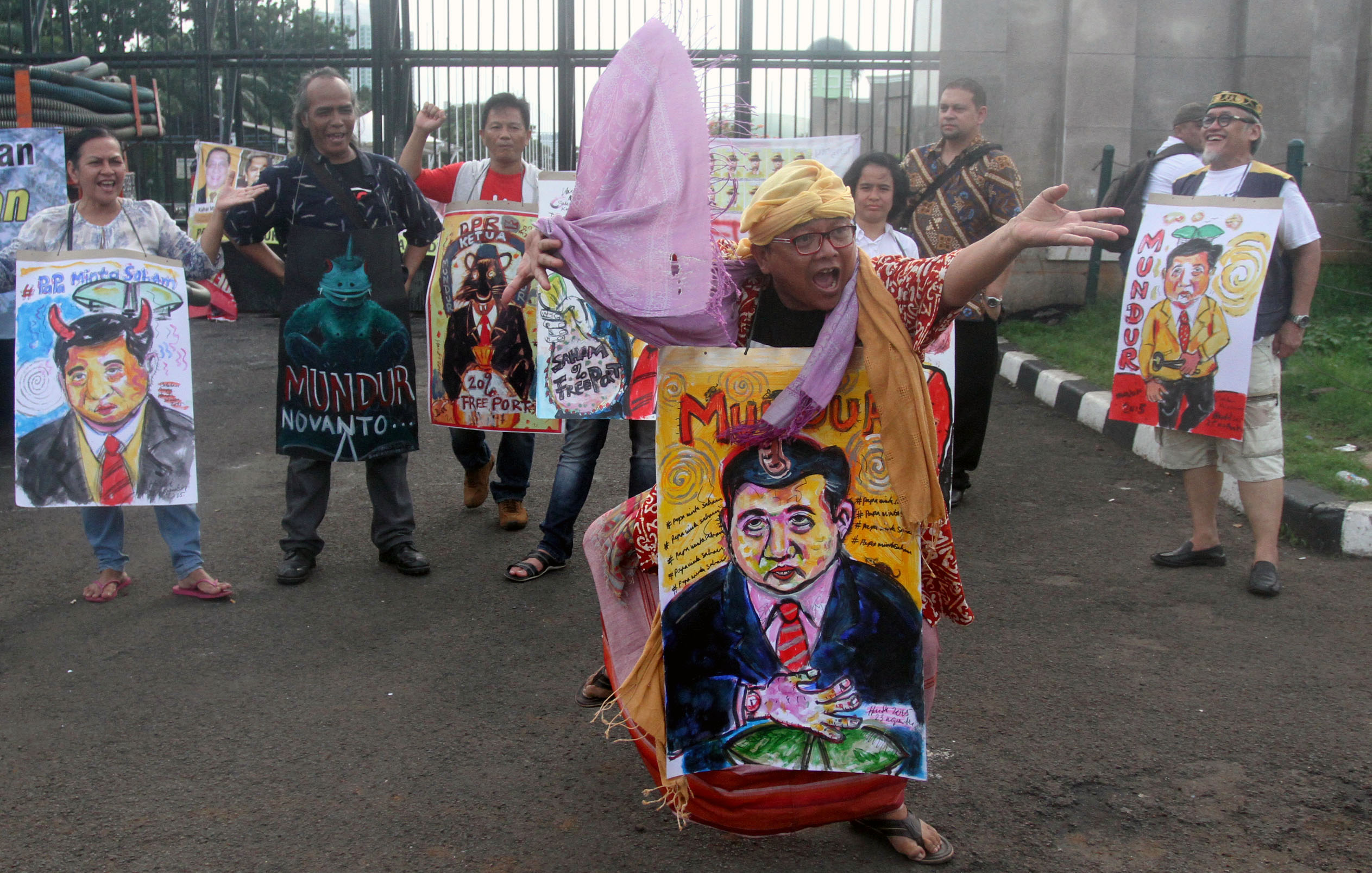 demo-tuntut-setya-novanto-mundur_20151207_224636.jpg