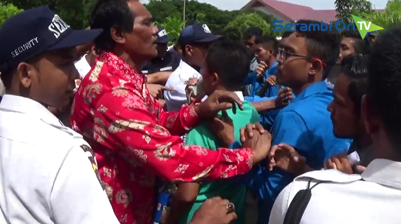demo-uin-ricuh-polisi-lepaskan-tembakan-ke-udara_20161018_151927.jpg
