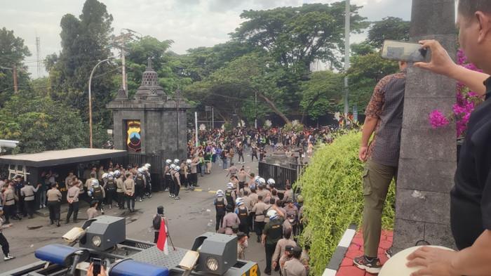 Tembakan Gas Air Mata Warnai Aksi Driver Ojol dan Mahasiswa di Depan Mapolda Jateng