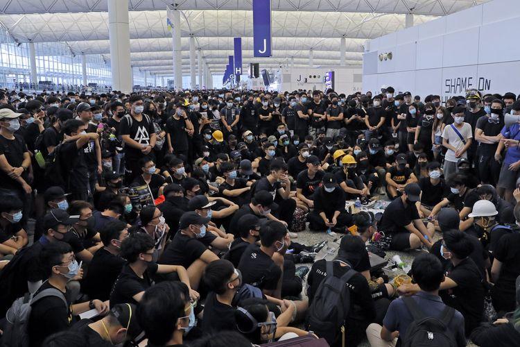 demonstran-anti-pemerintah-yang-berkumpul-di-bandara-internasional-hong-kong.jpg
