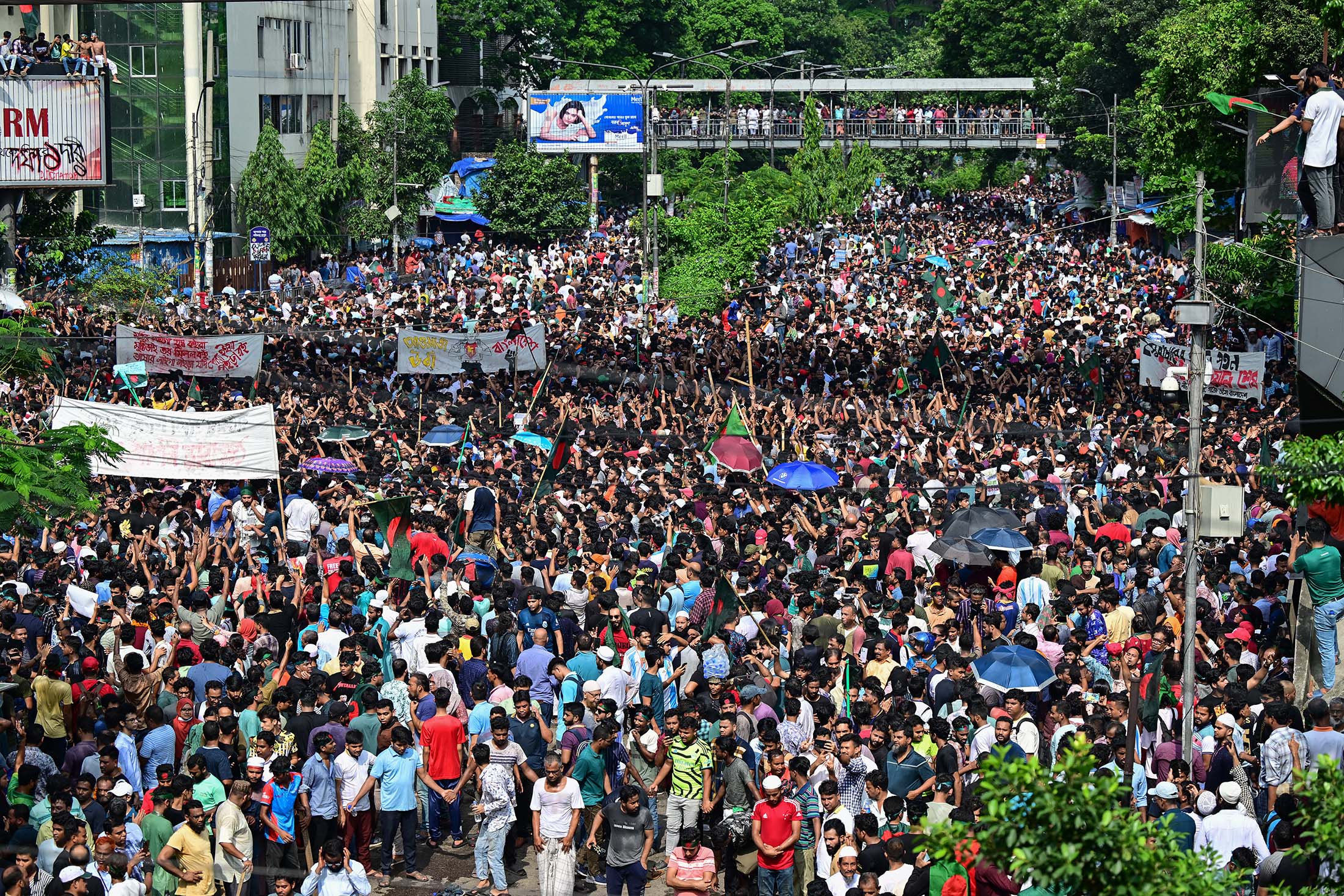demonstran-yang-marah-serbu-istana-perdana-menteri-bangladesh_20240806_083025.jpg