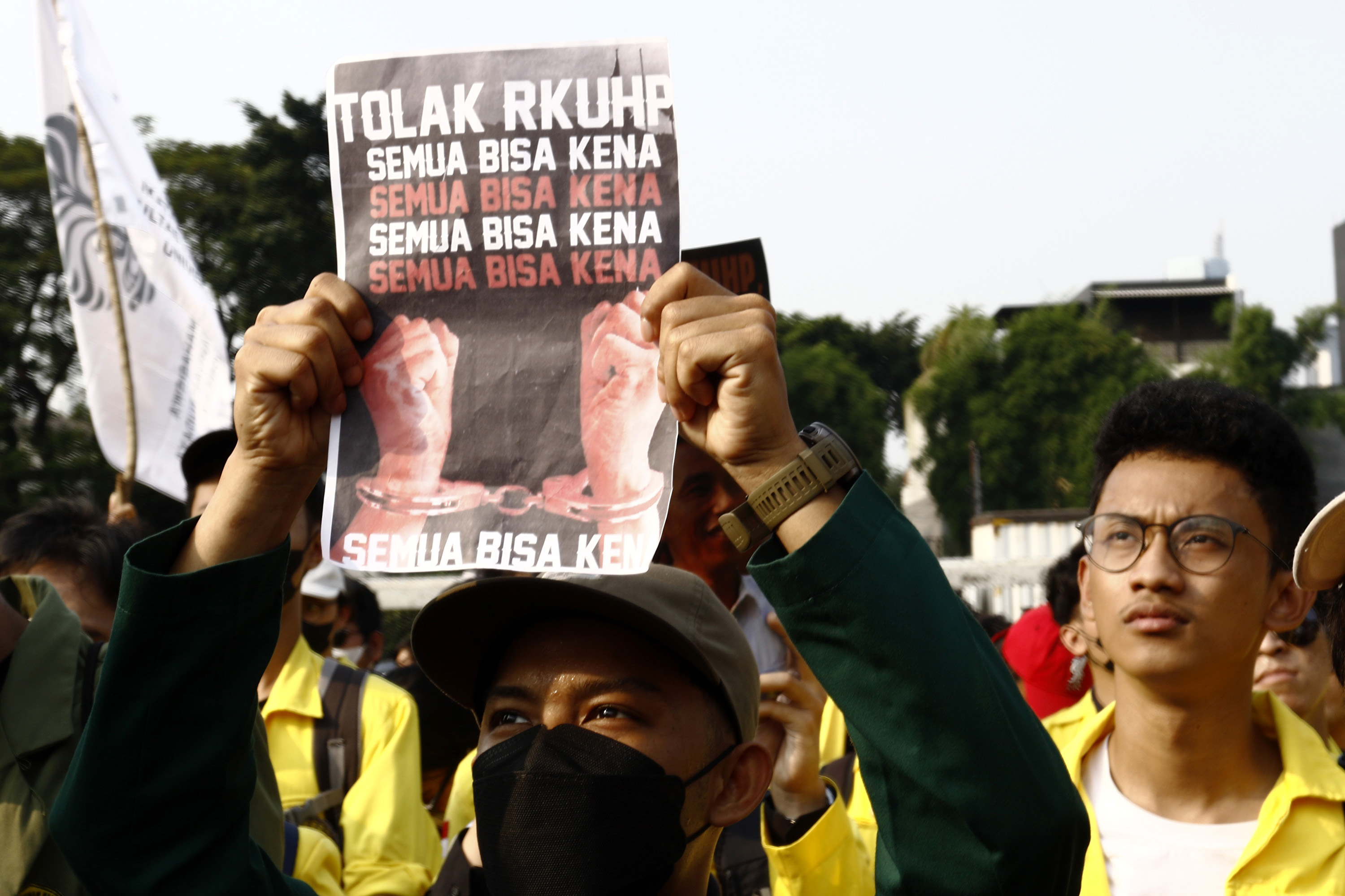 demonstrasi-mahasiswa-tolak-rkuhp-di-depan-gedung-dpr-ri_20220628_221122.jpg