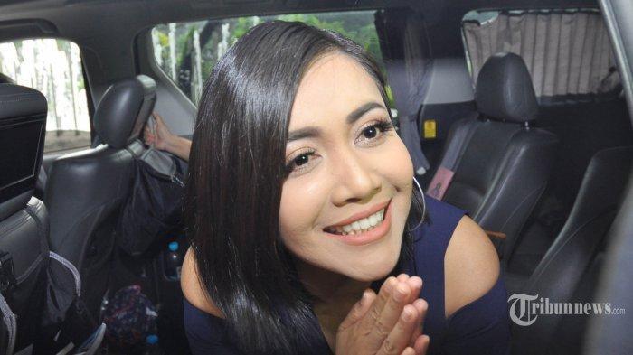 denada-bawa-anak-kembali-ke-jakarta-1.jpg