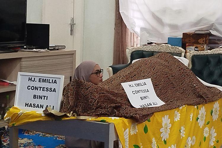 Potret Denada Tiba di Rumah Duka,  Khusyuk Berdoa di Samping Jenazah Emilia Contessa