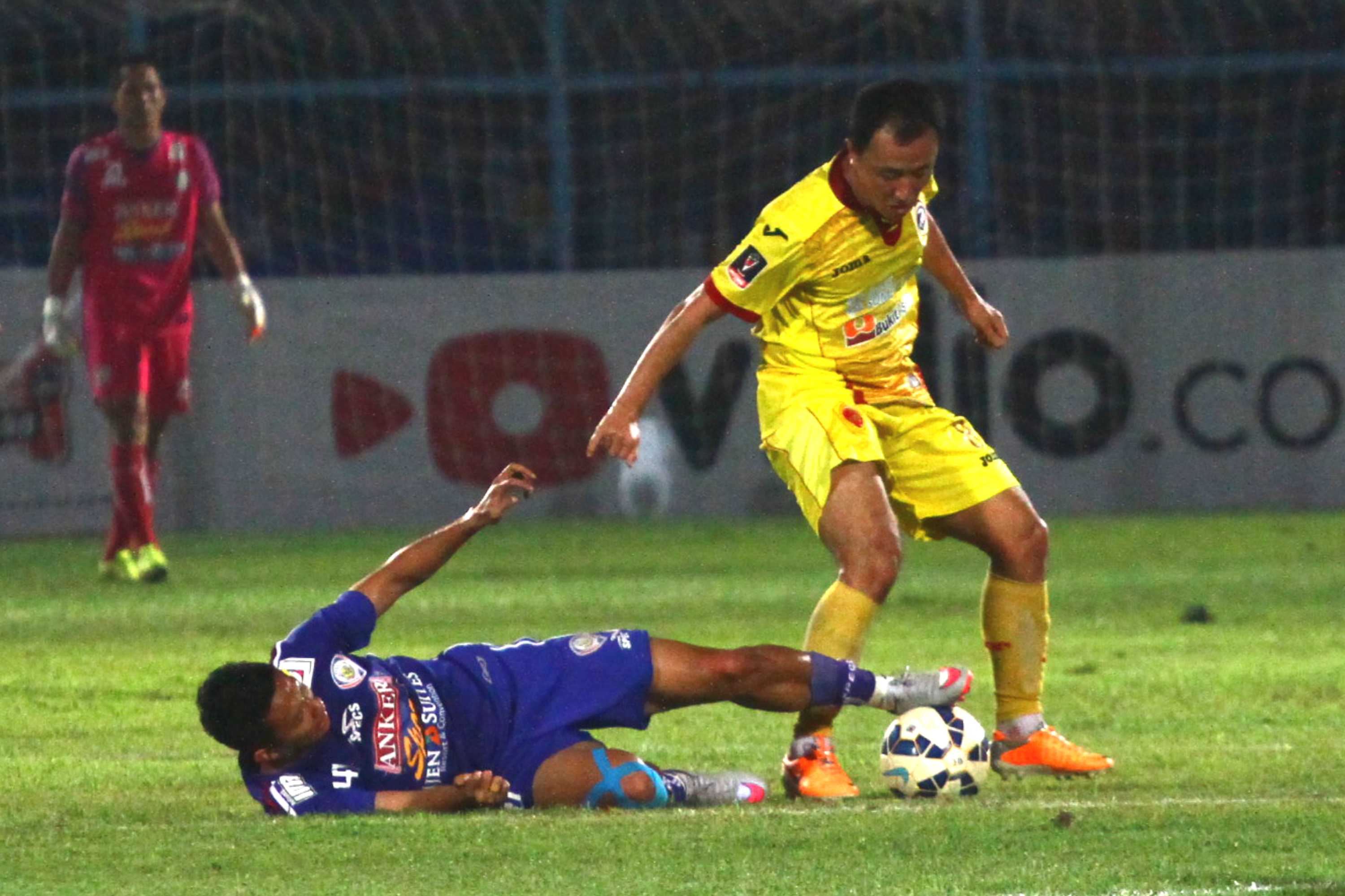 dendi-santoso-jatuh-sambil-rebut-bola-yu-hyun-hoo_20151005_161431.jpg