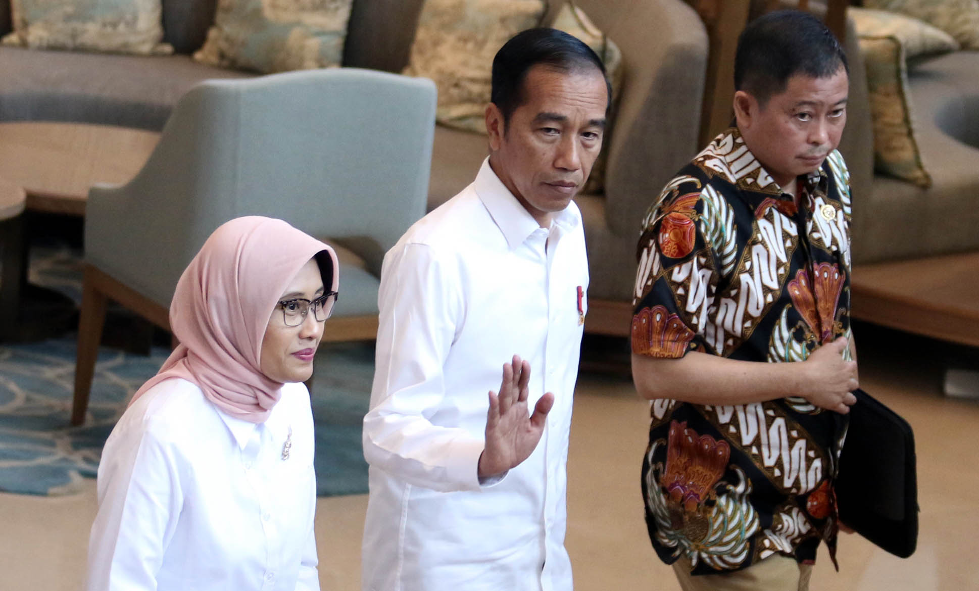 dengan-wajah-muram-jokowi-tinggalkan-kantor-pln_20190805_191158.jpg